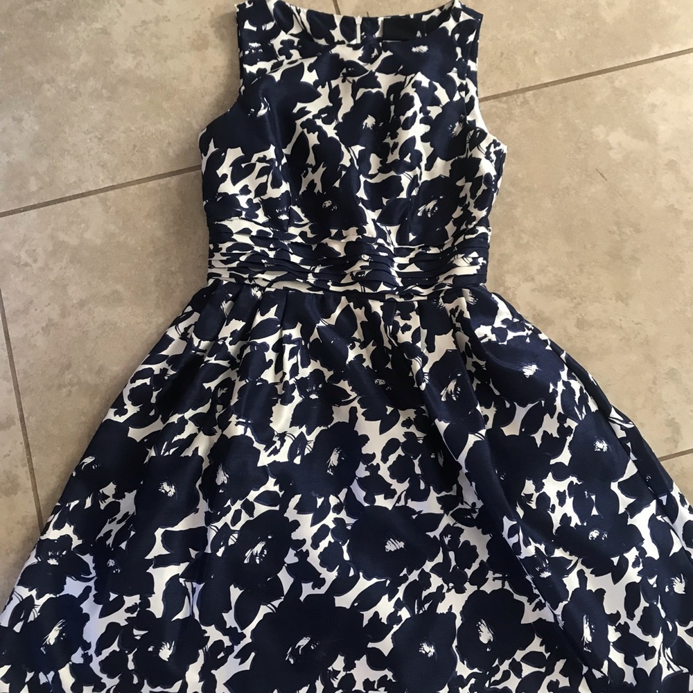 Just Taylor Size 4 cocktail dress